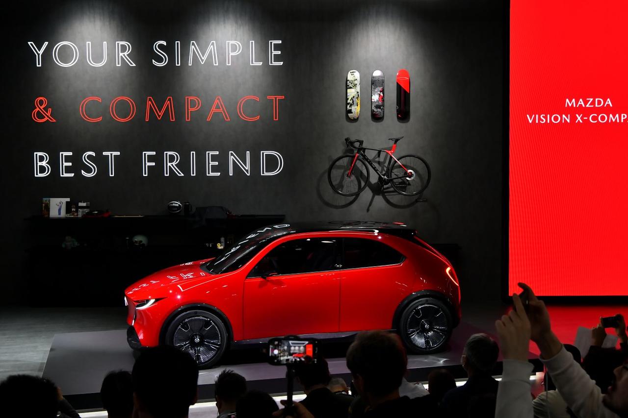 画像: MAZDA VISION X-COMPACT。一転して、凝縮感あふれるアクティブコンパクトだ。