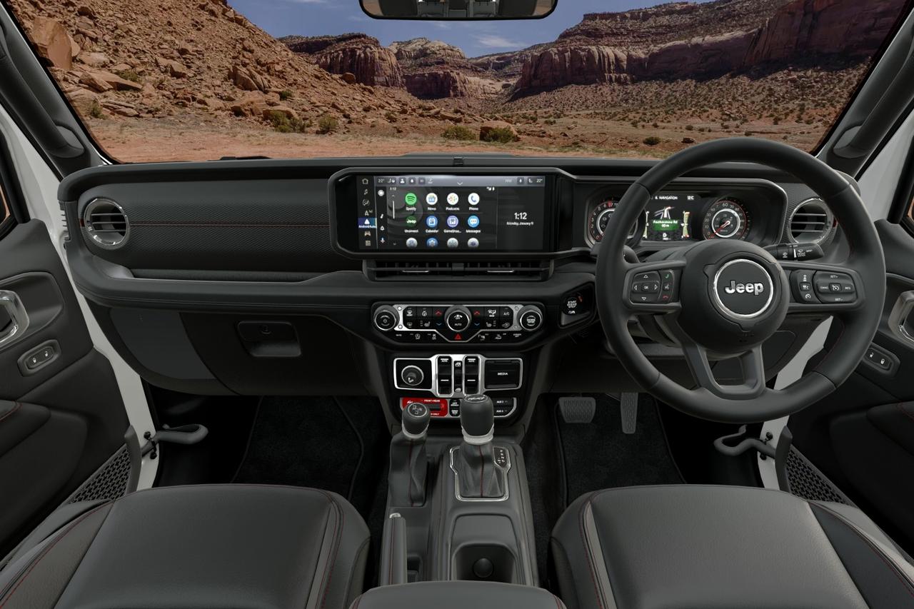 画像: オフロード性能を操るための機能的コクピット。最新インフォテインメントも備え快適性も高い。