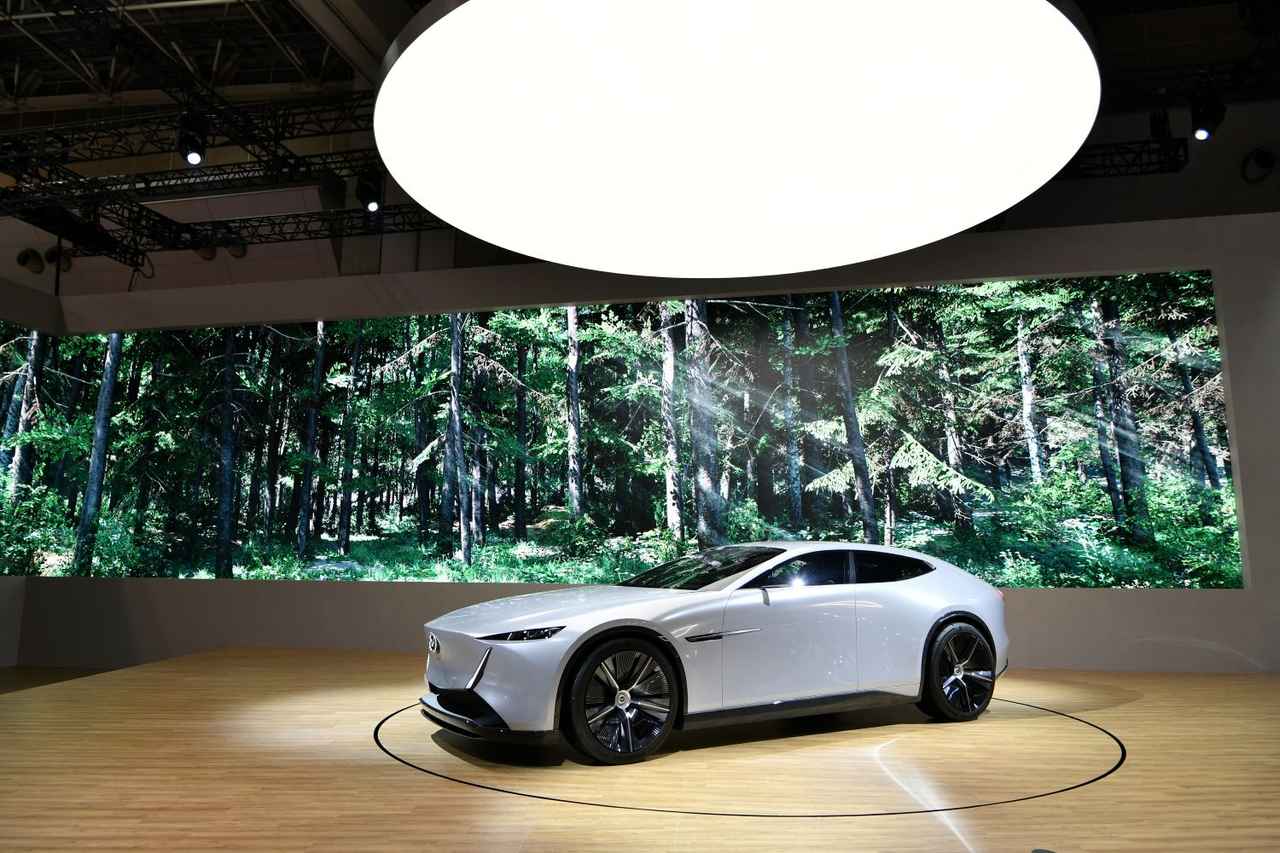 画像: MAZDA VISION X-COUPE。ボリューミーかつ伸びやかなシルエットが美しい。