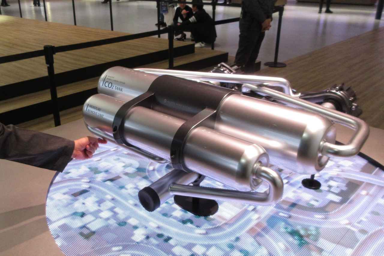 画像: 上の写真を裏側から見たもの。中央のふたがされているパイプがクルマの排気管につながり、たっぷりとCO2を含んだ排気ガスを導入する。