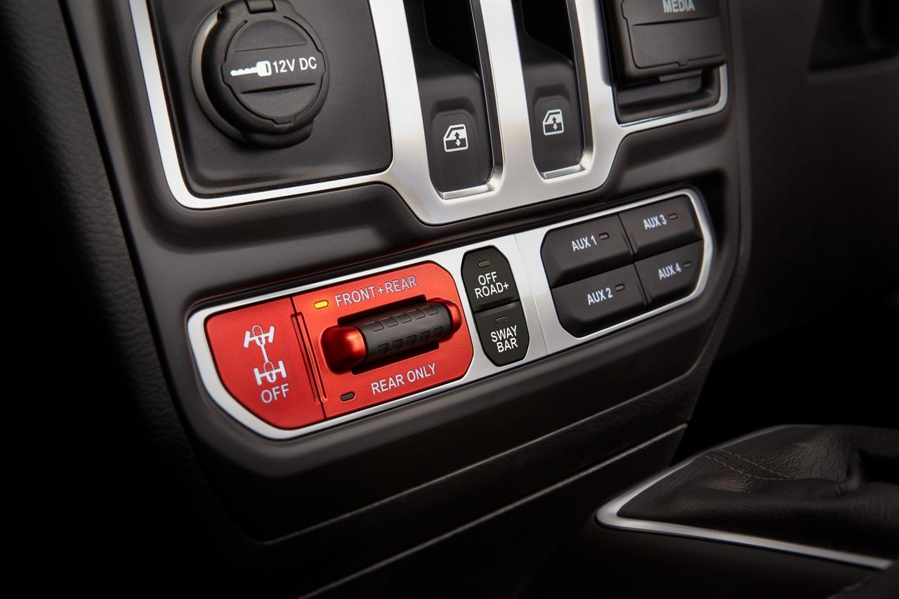 画像: 前後デフロックとスウェイバー解除を指先で制御。本格クロール性能を支える中枢システムだ。