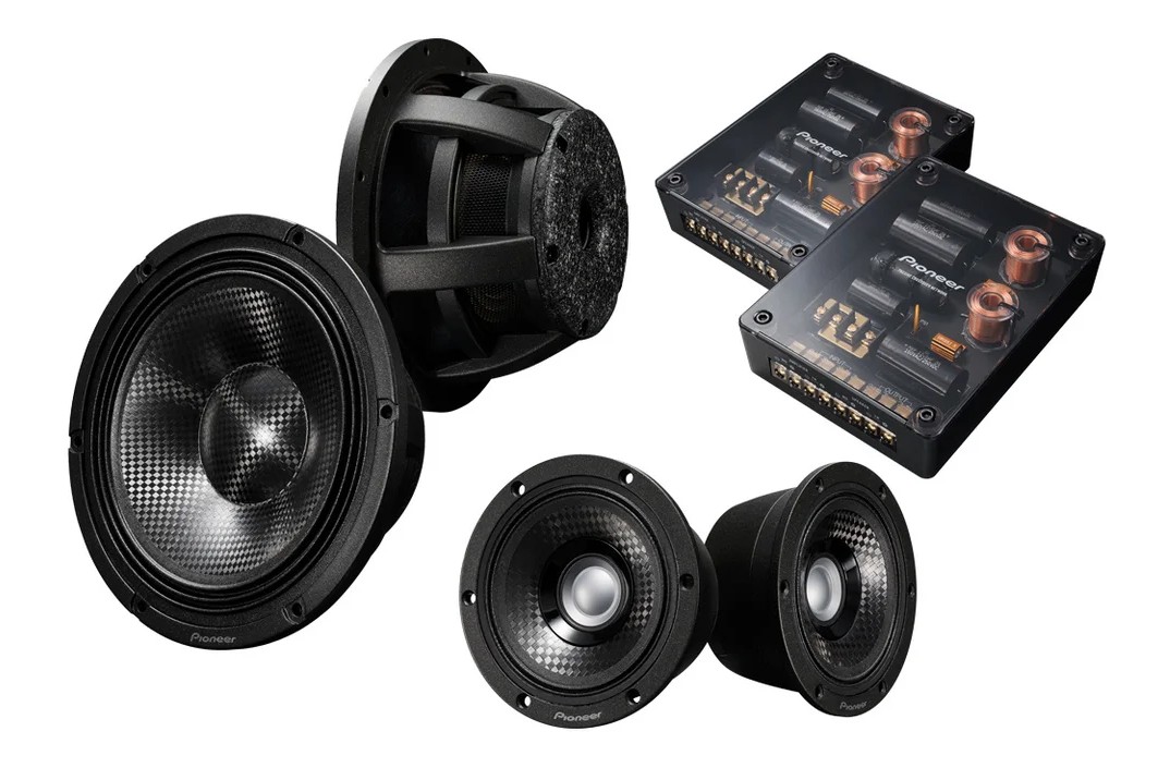 画像: パイオニア株式会社「GRAND RESOLUTION TS-Z1GR」への審査員コメント●豊かな表情を生み出す工芸的な塗装仕上げや、熟練職人による丁寧な組み立て、専門店でそれぞれの車種に合わせて行われるインストールなど、技術面とデザイン面のすべてにおいて、最上級を目指したものづくりを徹底している。