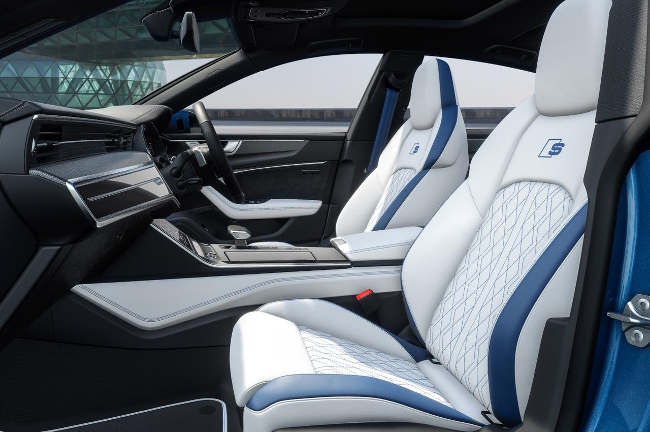 画像: 光の加減でわずかに青味を帯びるホワイトレザーシートを装備。乗るたびに非日常を感じさせる、洗練の空間デザイン。