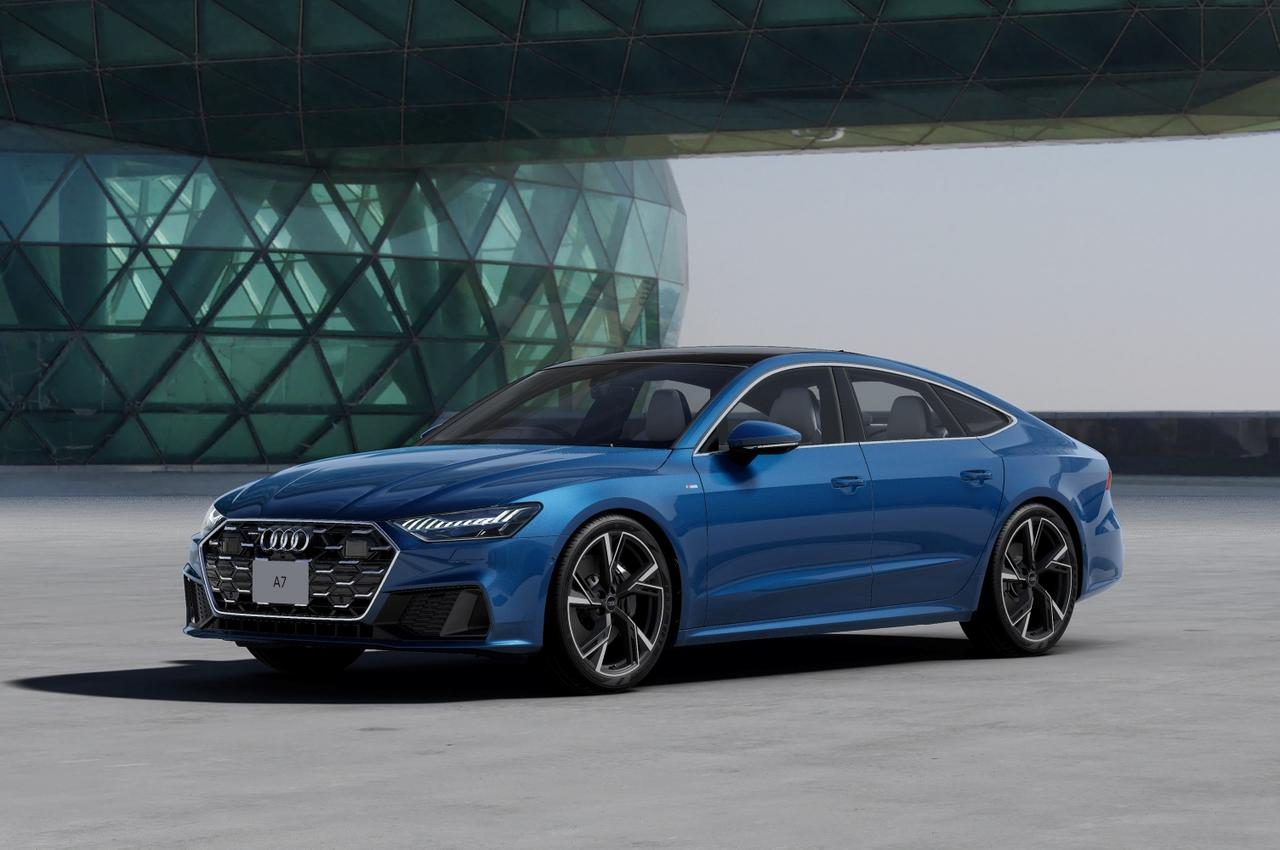 画像: Audi A7 Sportback exclusive edition:低く構えたシルエットがアウディ流のグランツーリスモを象徴。ブルーが光の角度で多彩に表情を変える。