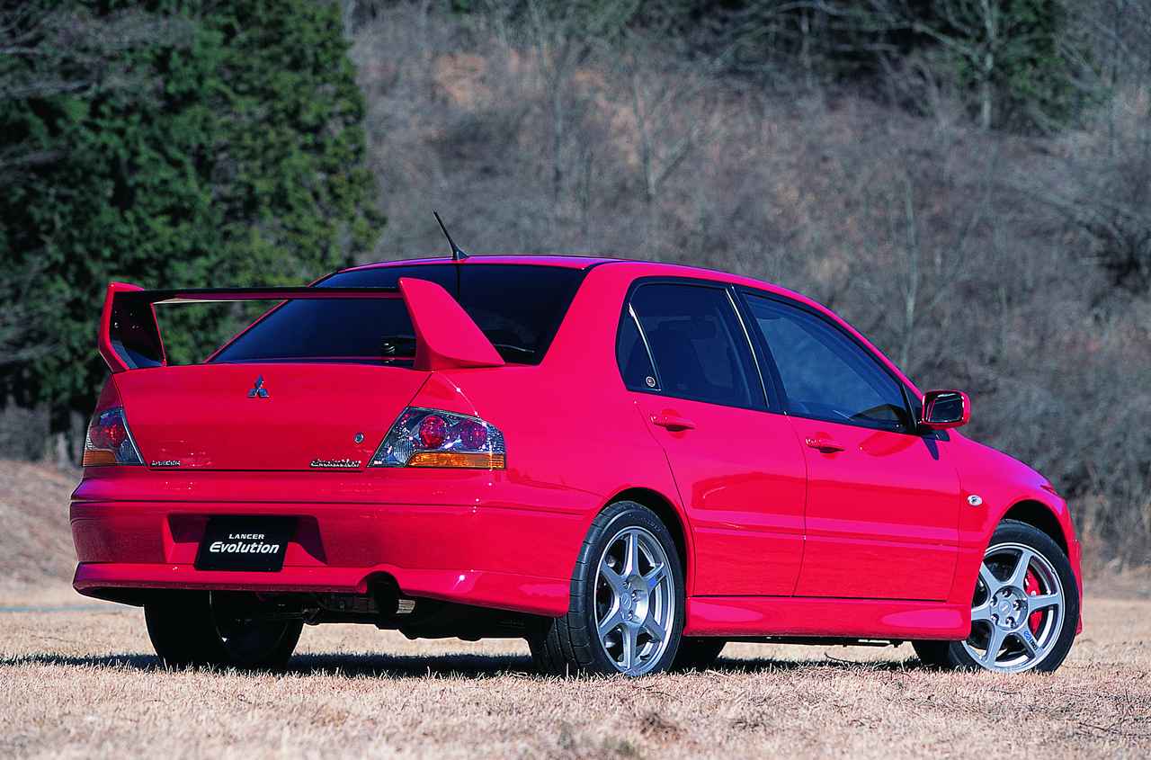 画像: リアビューで目立つリアスポイラーには、量産4輪車としては世界初となるカーボン繊維強化樹脂（CERP）を採用している。