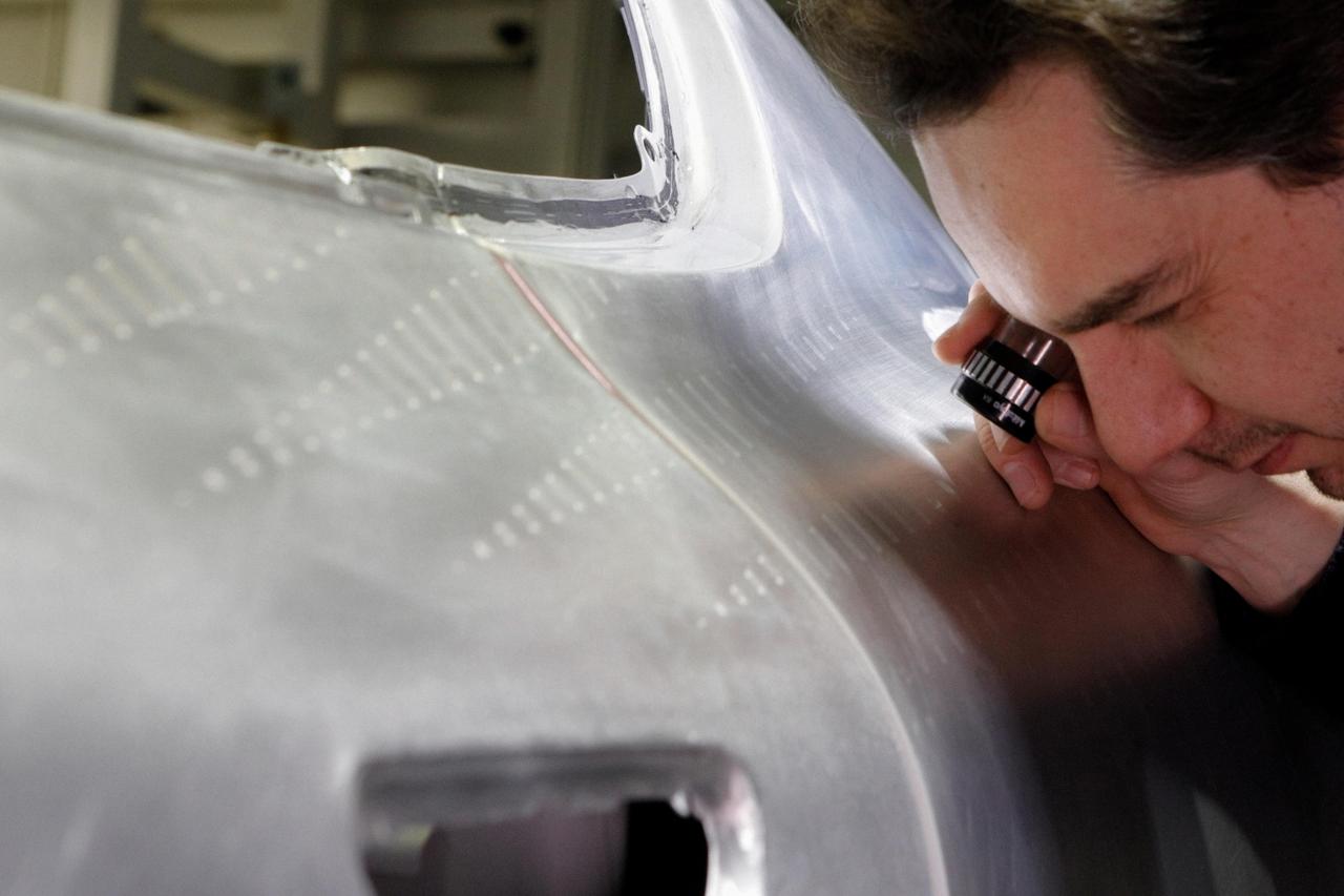 画像: 熟練の職人が金属ボディの曲面を精査する。ボッテガ・フオリセリエに息づく、完璧な造形を追い求めるクラフト精神の象徴だ。