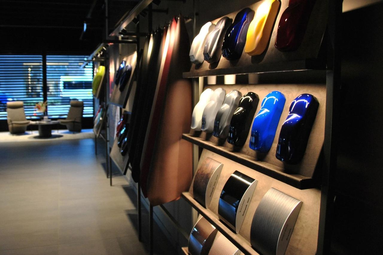 画像: 多数のカラーパネルが並ぶパーソナライゼーションスタジオ。Fuoriserie部門が提供する素材と色の自由度を象徴する空間だ。