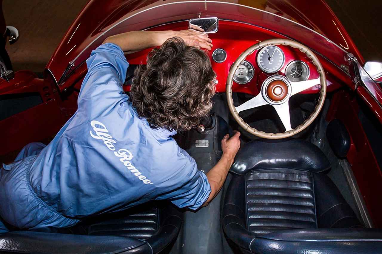 画像: 往年のアルファロメオ車を整備する職人。La Storia部門が担う、歴史ある名車の再生=レストレーションの現場。