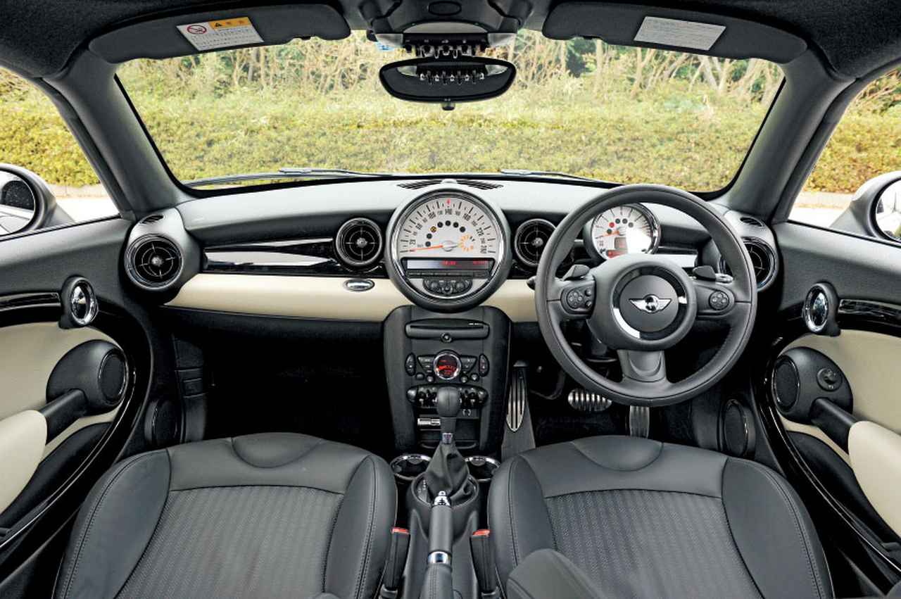 画像: インパネまわりのデザインはMINIハッチバックと共通だが、フロントガラスが寝かされているために座った印象はまた違ったものになる。