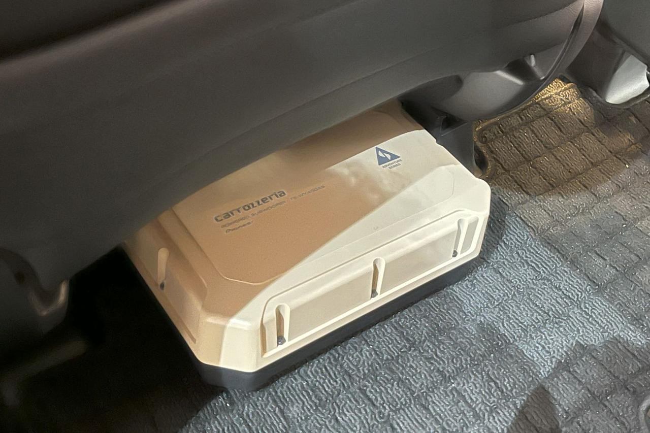 画像: TS-WX400AS(24cm×14cm パワードサブウーファー アドベンチャーシリーズ)。シート下に設置可能な薄型コンパクト設計ながら、大口径振動板と250W Class Dアンプでクラスを超えた重低音を実現。ダウンファイヤリング方式により高い放射効率を獲得し、SUVやミニバンの大空間にもしっかり響き渡る。カラーも「アドベンチャー」っとぽい。