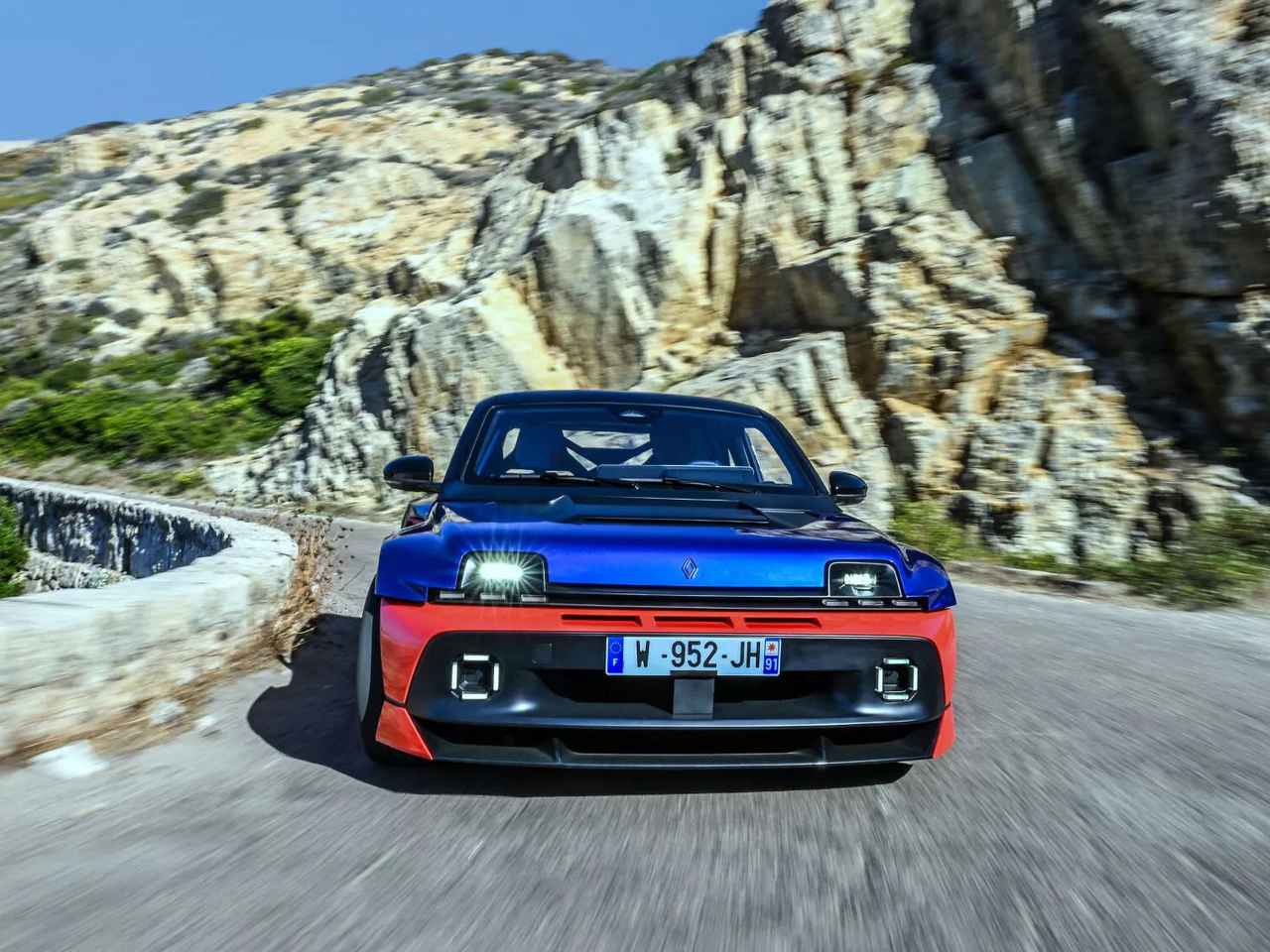 画像: ルノー 5 ターボ 3Eが聖地コルシカで華麗なドリフトを披露、伝説の舞台で躍動 - Webモーターマガジン