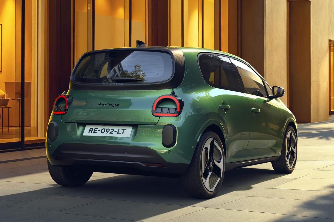 画像: 丸みを帯びたリアウィンドウと半月型のテールライトは、一目でトゥインゴとわかる親しみやすい外観を形成。このデザインは、機能性と初代への敬意を両立させている。