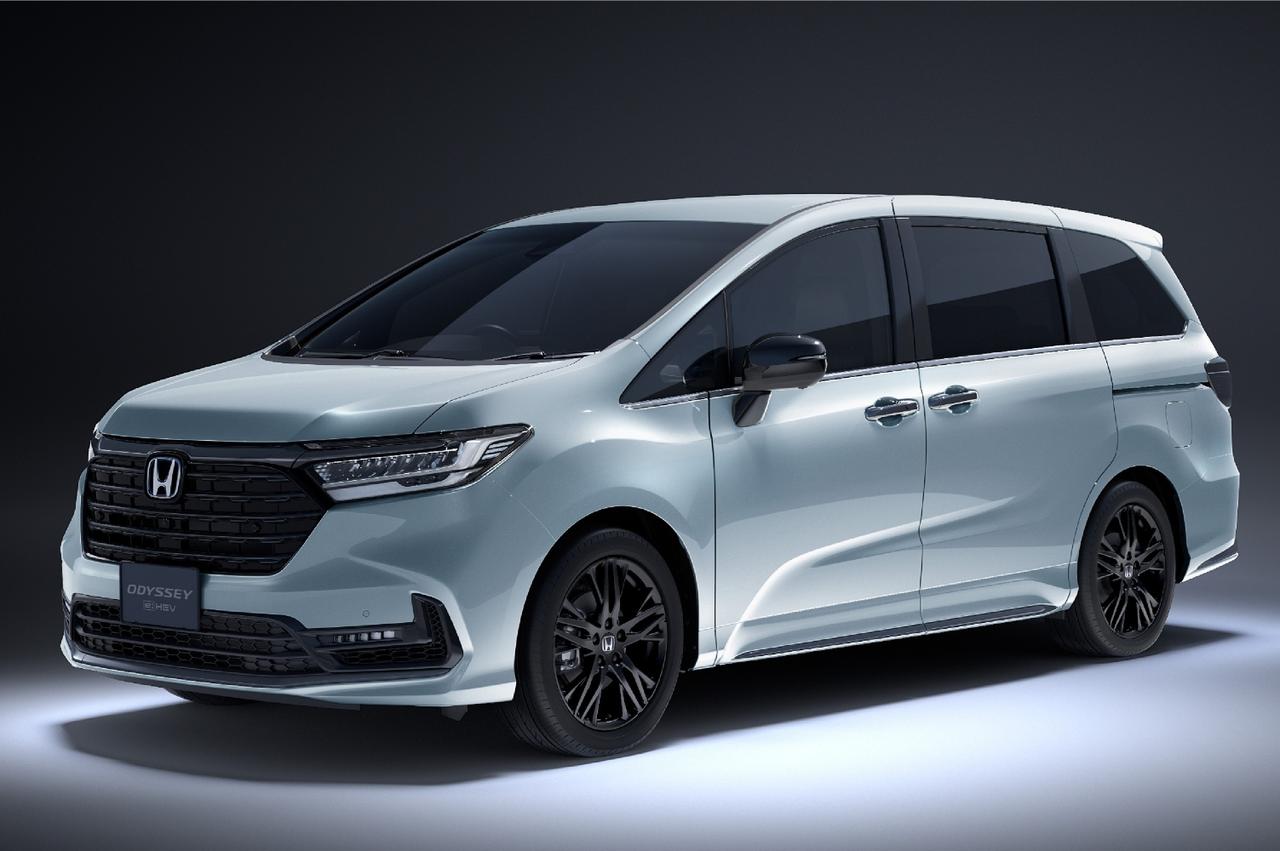 画像: オデッセイ e:HEV ABSOLUTE・EX BLACK EDITION。写真のボディカラーは日本初投入となるダイヤモンドダスト・パール。