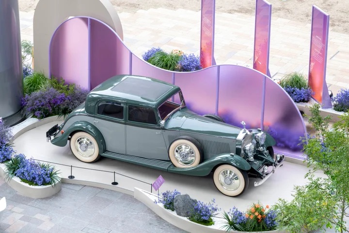 画像: 1930年代に世界でわずか279台のみ生産された「ファントムII コンチネンタル」。ファントム100周年を象徴するヘリテージカー。