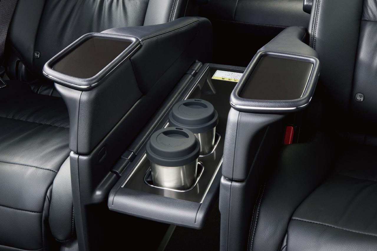 画像: キャプテンシート間のアームレストに格納式テーブルを装備。ドリンクを安定して置ける実用的な設計。