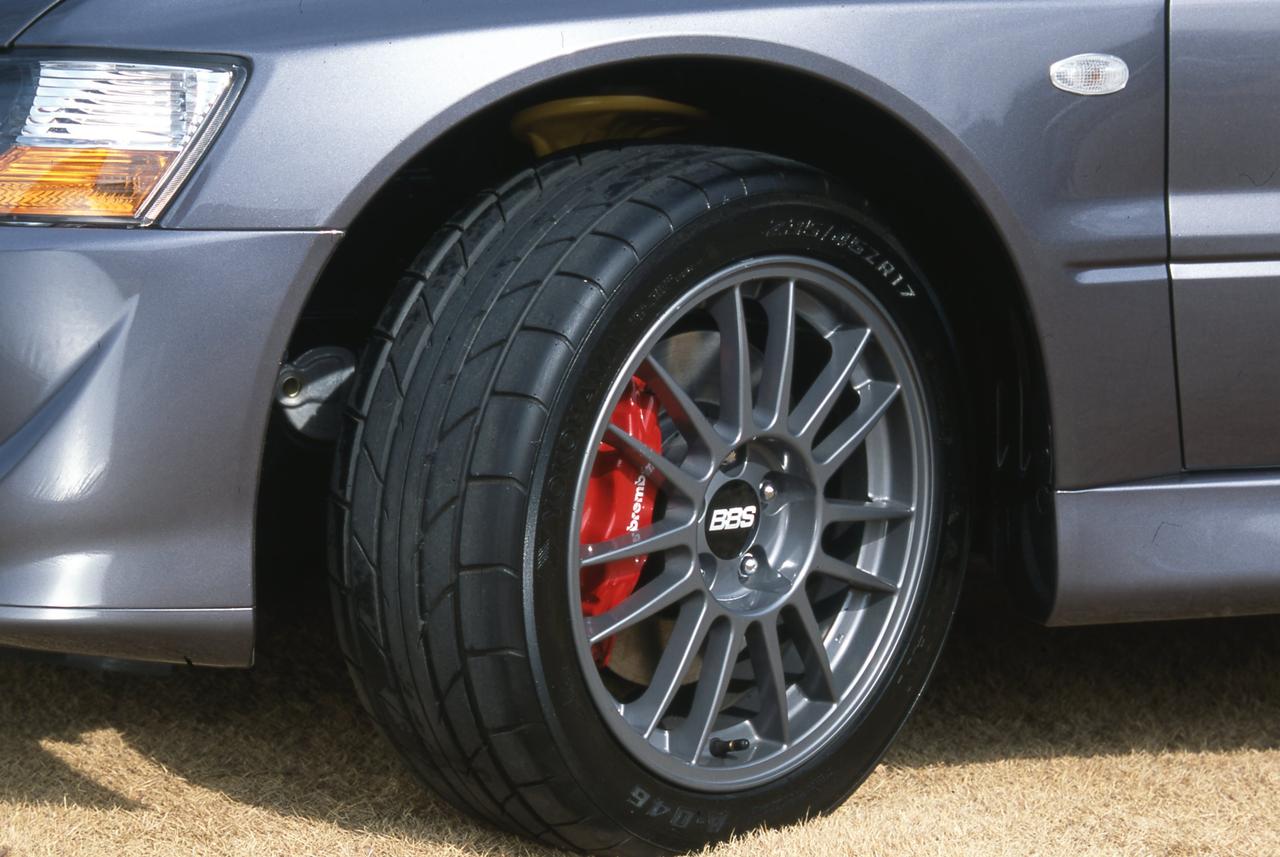 画像: タイヤサイズは235/45ZR17というワイドなもの。ホイールはオプションのBBS製の鍛造アルミ合金を履いている。