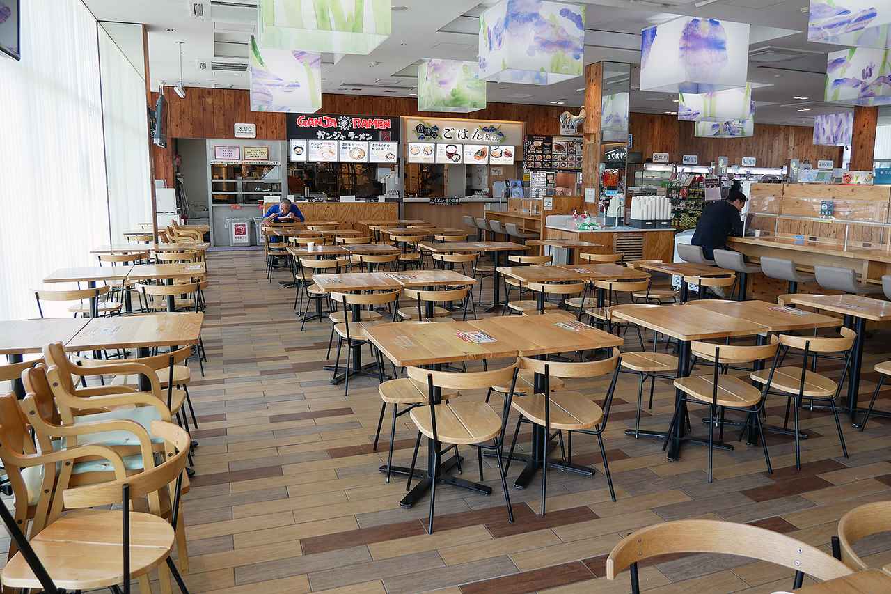 画像: 菖蒲PA(内外集約)では、フードコートに、「菖蒲のごはん屋さん」と「GANJA RAMEN」の2店が並んでいる。片側一面が窓で、非常に明るく開放的な雰囲気だ。