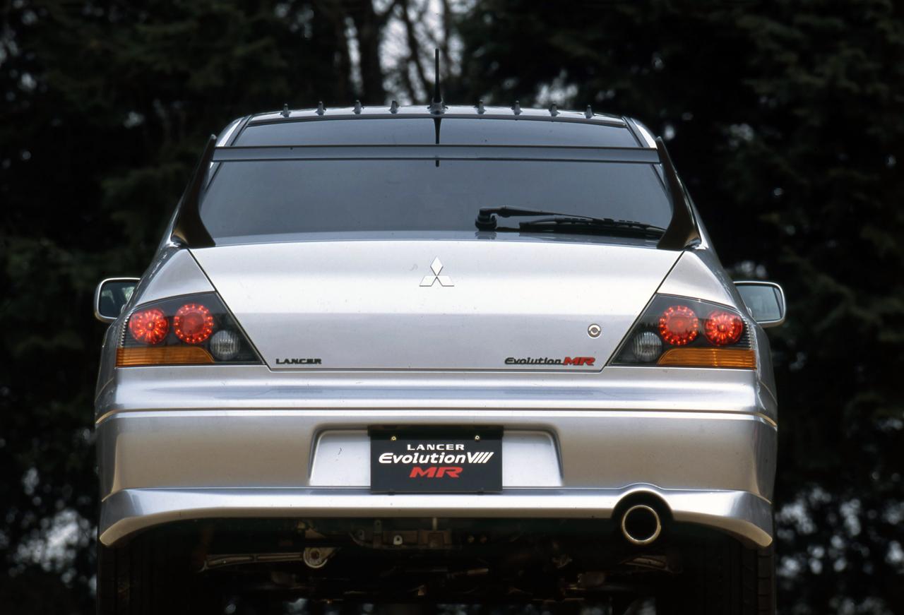 画像: トランクリッドの最下部に付けられた「Evolution MR」のエンブレムは、往年の名車、ギャランGTO MRの流れを引いたものだ。