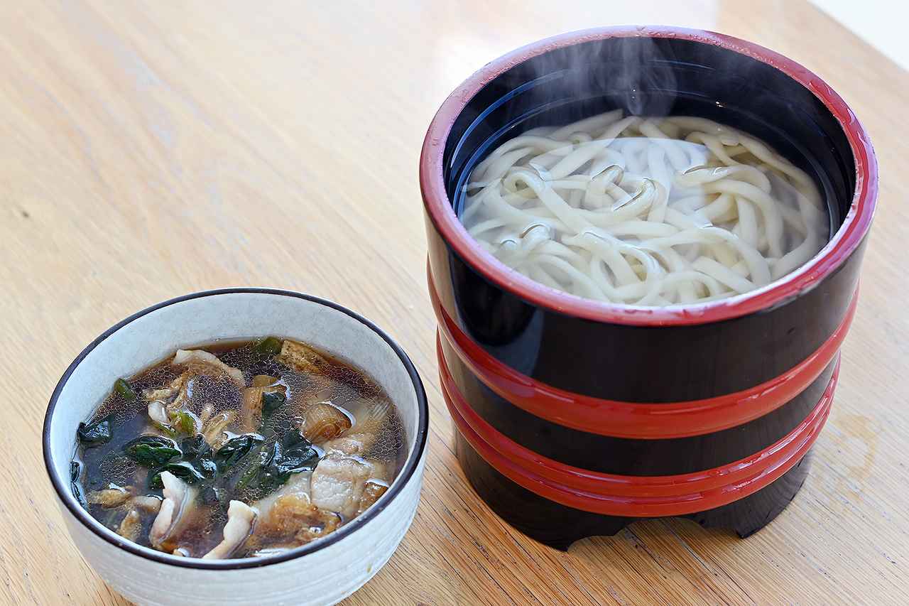 画像: 菖蒲PA(内外集約)のフードコートにある、「菖蒲のごはん屋さん」で人気の「釜揚げうどん」(1080円)。地元の田中製麺のうどんと深谷ねぎを使っているのがポイント。