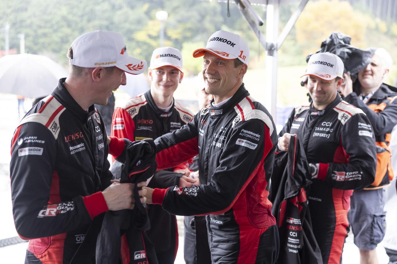 画像: エルフィン・エバンスとセバスチャン・オジェ。ドライバーズタイトルをかけて、最終戦ラリー・サウジアラビアではトヨタのチームメイト同士の戦いとなる。