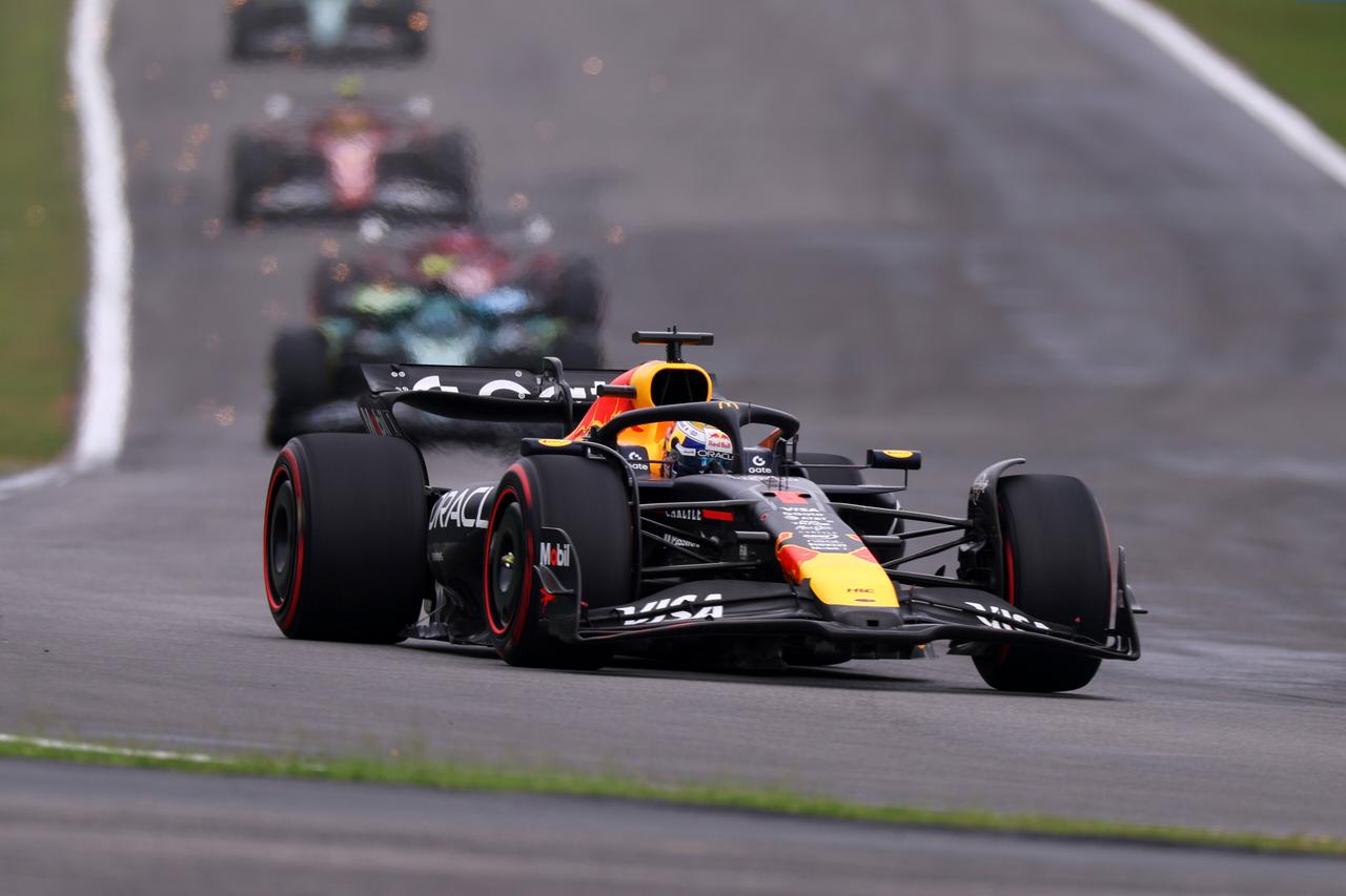 画像: 予選でQ1敗退となったフェルスタッペンは、ピットレーンスタートを選択し、新しいセットアップと新エンジンを投入。最終的に3ストップ戦略を採り、3種類すべてのコンパウンドを使用して、首位と10秒差以内まで迫る走りを見せた。