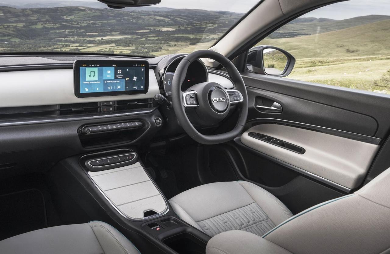 画像: アイボリーのエコレザーをあしらったインテリア。