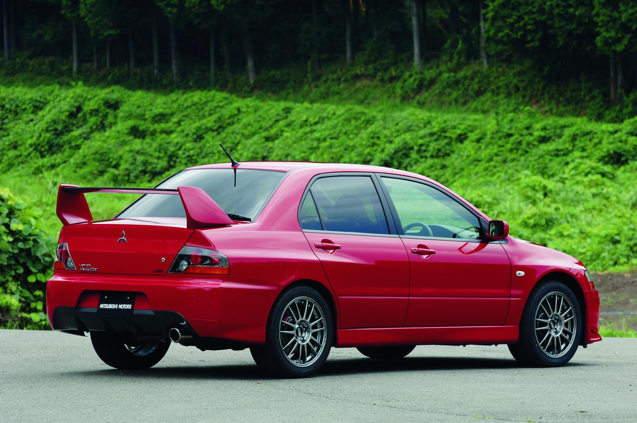 画像: GSRでは、リアドアとリアウインドーのプライバシーガラスを標準装備とした。トランクリッドには「MR」のエンブレムが備わる。