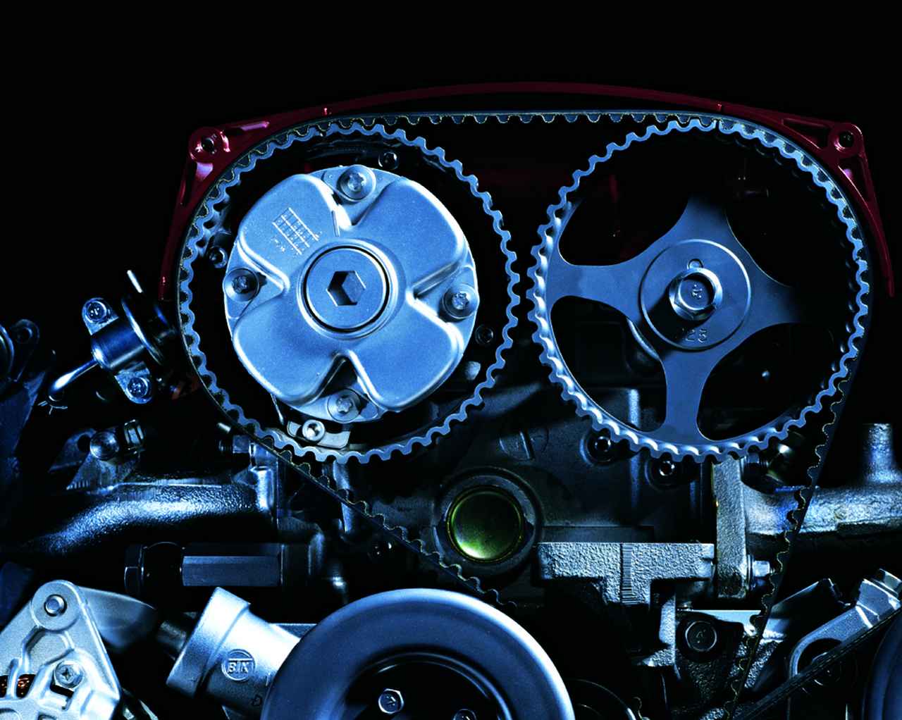 画像: 向かって左側の吸気カムシャフトに取り付けられたMIVEC。本体はシリンダーヘッド内部になる。複雑な機構であり、メリットだけではくデメリットもあった。