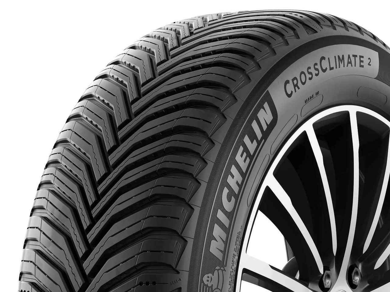 画像: オールシーズンタイヤ「ミシュラン クロスクライメート2」。滑りやすい路面を想定し、タイヤ幅を狭くした215/55R18サイズを設定。