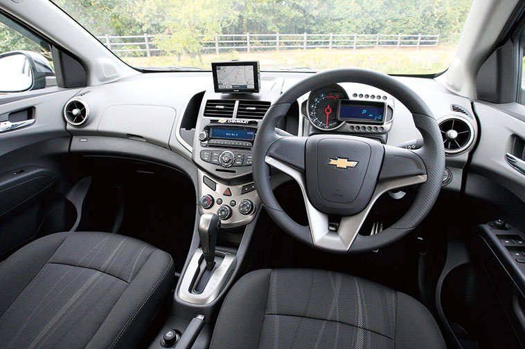 画像: 右ハンドル仕様で、ウインカーレバーは日本車と同じくハンドルコラム右側に配置。