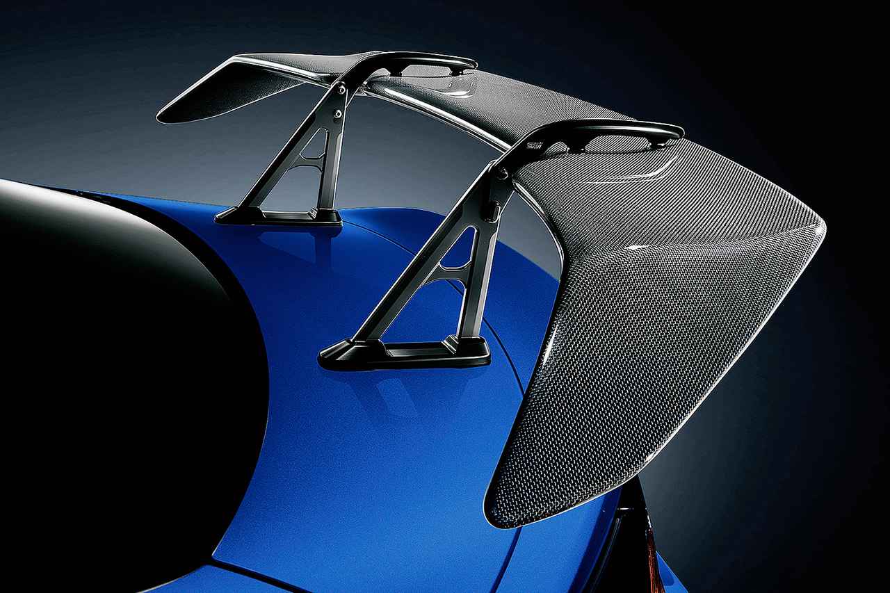 画像: STIスポーツ タイプRA with リアスポイラーのみに装着される、STI ドライカーボンリアスポイラー。