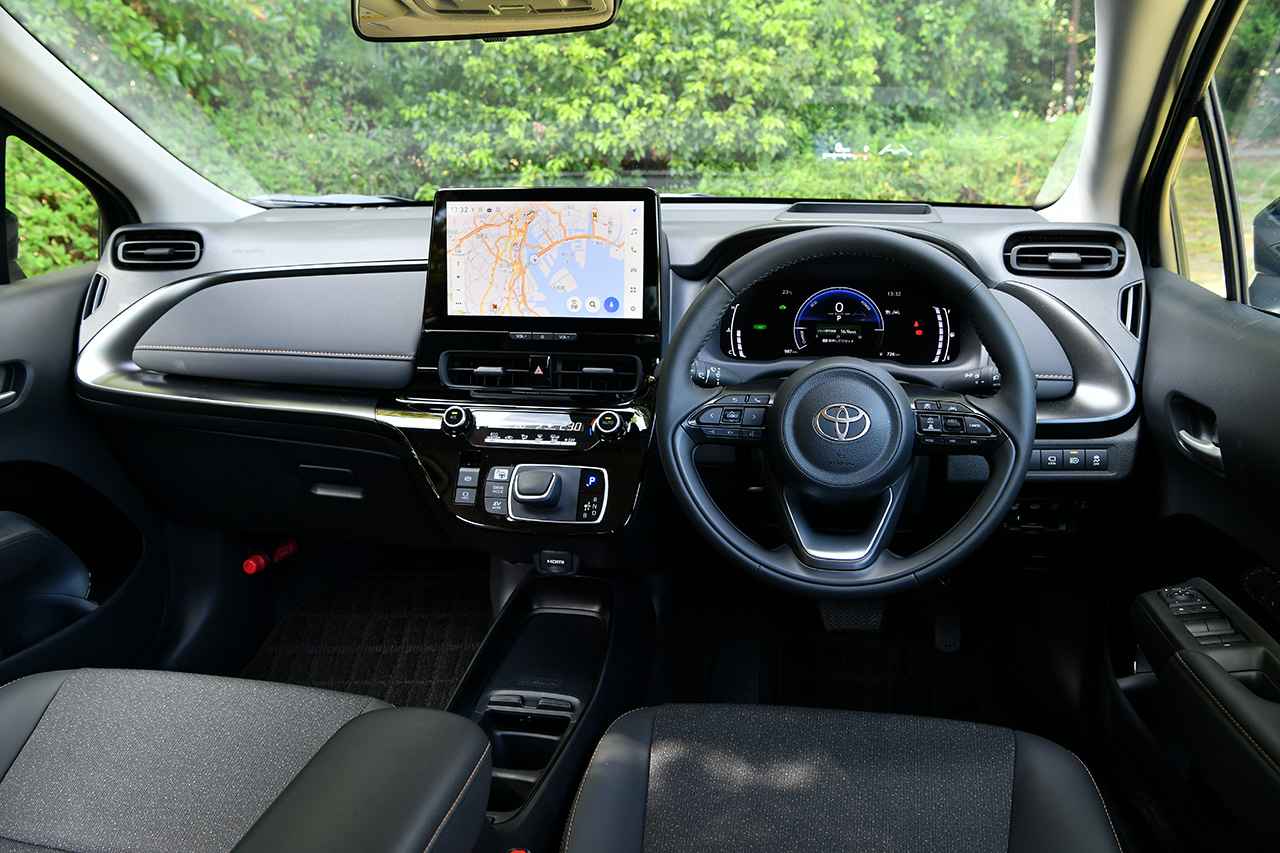 画像: 助手席アッパーボックスのリッドやフロントドアトリムは合成皮革で覆われたソフトパッドが使われ質感が高い。