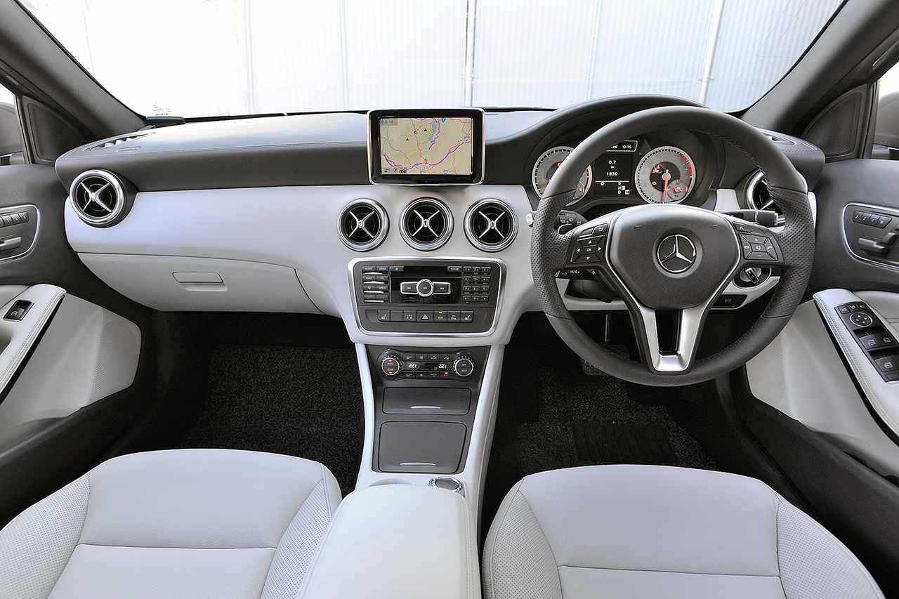 画像: 丸型エアアウトレットなどインテリアもアグレッシブでスポーティな雰囲気。ナビはオプションだがリアカメラ付きディスプレイは全車標準装備。