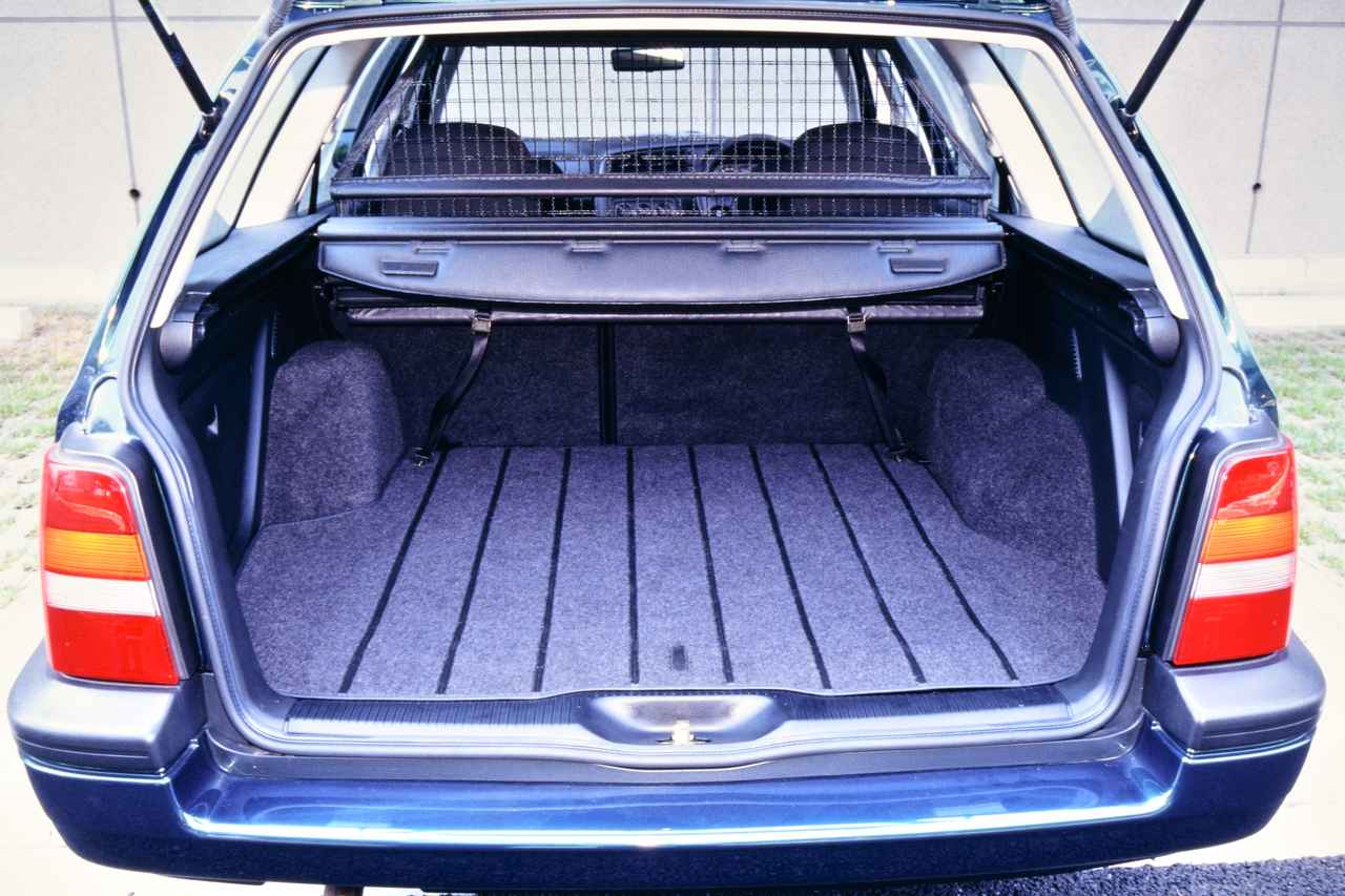 画像: ゴルフに比べて約32cm長くした分、奥行きも十分なラゲッジスペース。いかにも頑丈そうなパーティションネットはその反面、取り外しにくい。床面はフラットに最後部まで続くので掃除はしやすい。