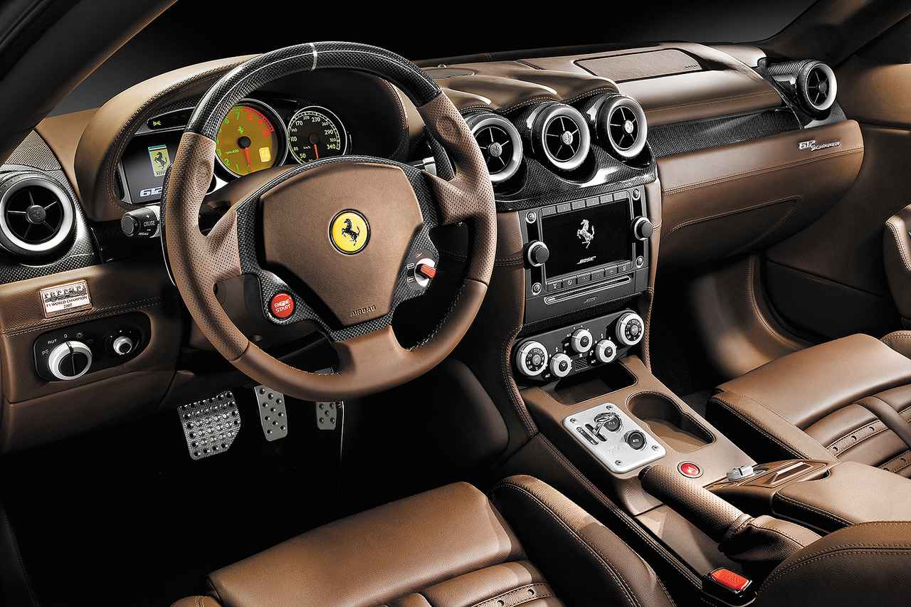 画像: ダッシュパネルはライトアルミ、磨き出しアルミ、そして写真のレザーという3種類のマテリアルから選べる。