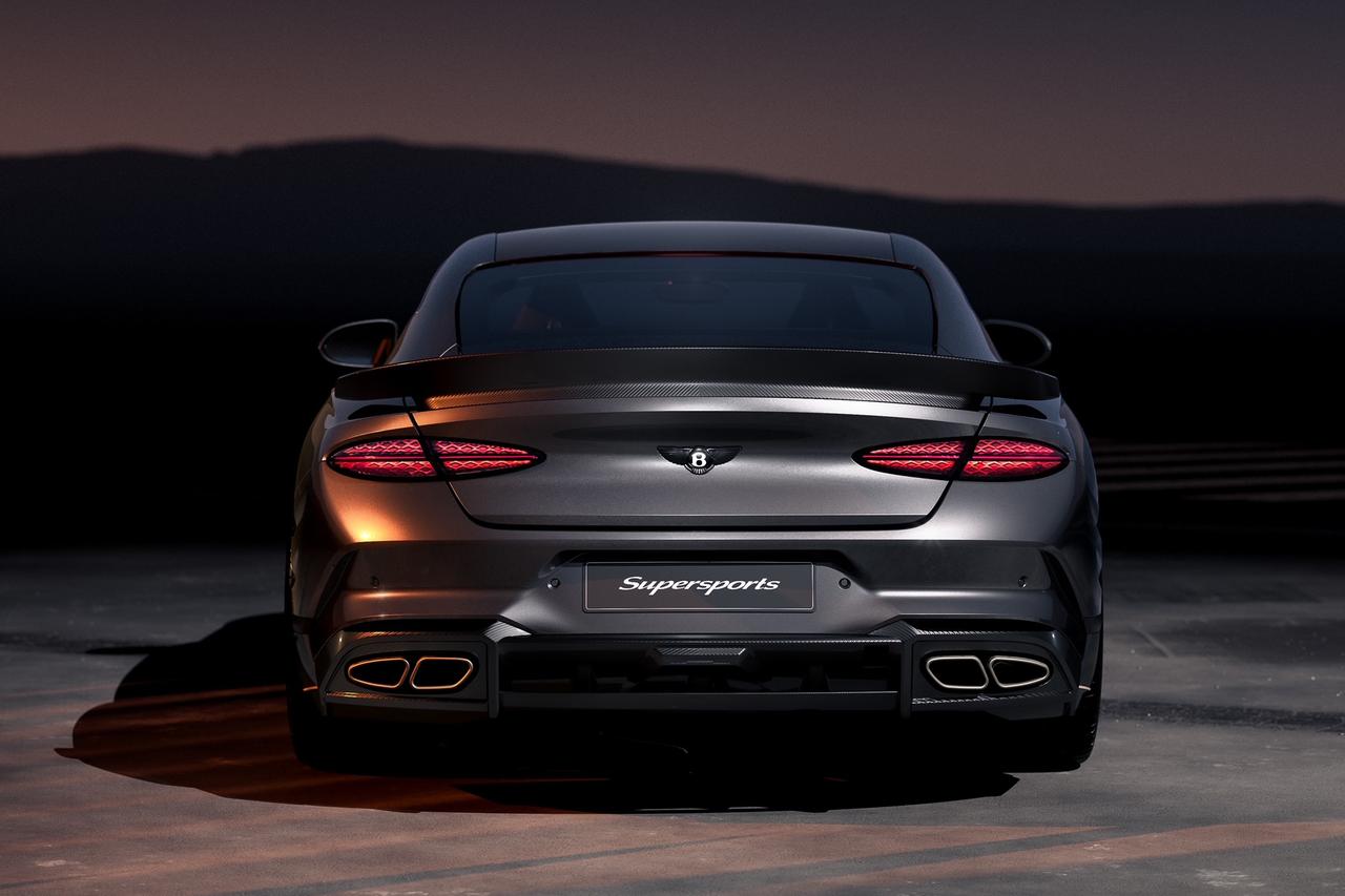 画像: アクラポヴィッチと共同開発されたフルレングスのチタン製エキゾーストシステムを装備。そのサウンドは深く、力強く、そして完全に自然な形で増幅され、人工的なサウンド演出はない。通常はアルミ製のルーフは、カーボンファイバーパネルに置き換えられ、軽量化と重心の低下が図られている。