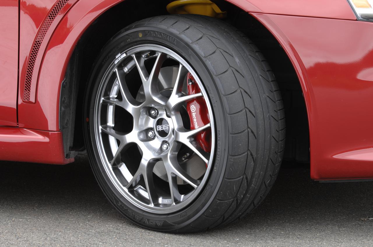 画像: GSRにはエンケイ社製の18インチアルミホイールを採用。タイヤサイズは245/40R18というワイドなサイズとなった。