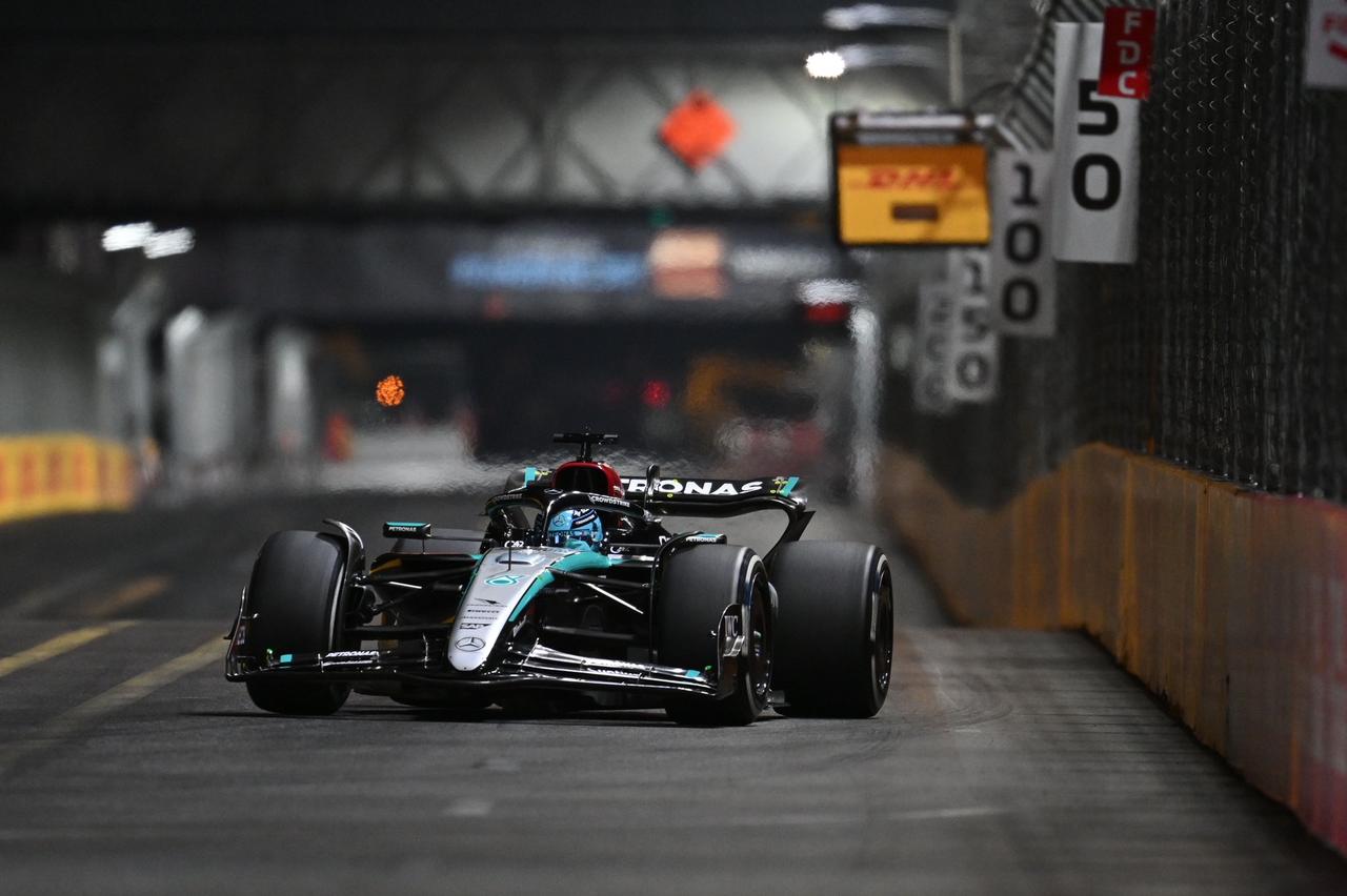 画像: 昨年のラスベガスGPを制したメルセデスのジョージ・ラッセル。予選でポールポジションを獲得してレースをリードすると、首位を譲ることなくそのままゴール。チームメイトのルイス・ハミルトンが2位に入り、メルセデスの1-2フィニッシュとなった。