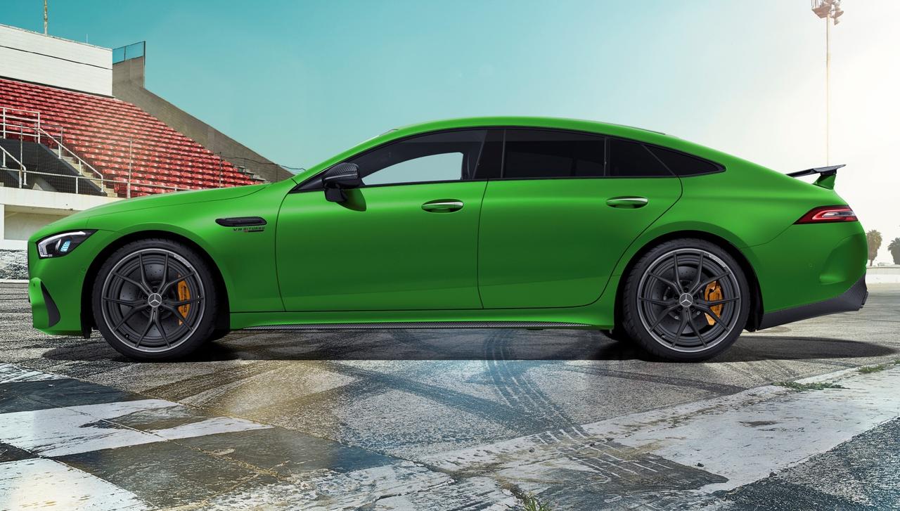 画像: 特別色「AMGグリーンヘルマグノ (マット)」が、ニュルブルクリンクとの深いつながりを示す。ドアミラーもAMGカーボンファイバー製で、細部にまでこだわり抜いた。