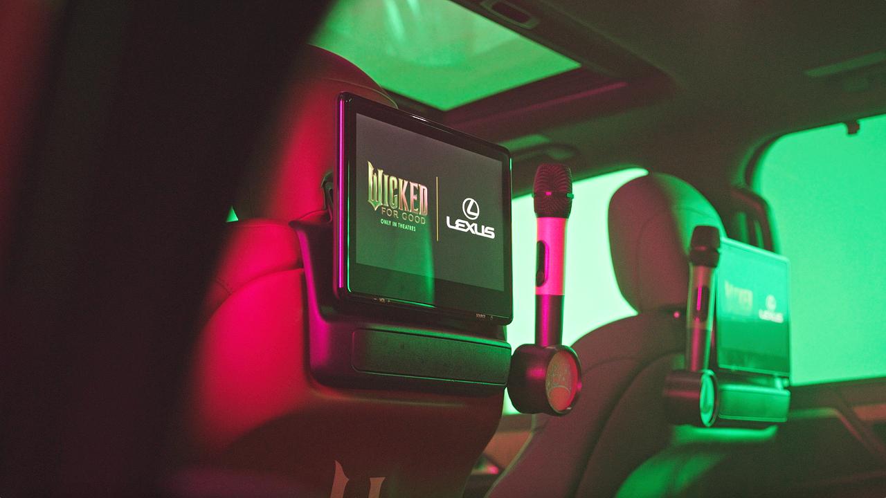 画像: 「カラオケ LX」の名が示すように、キャビンにはインタラクティブなサウンドシステムが備わる。