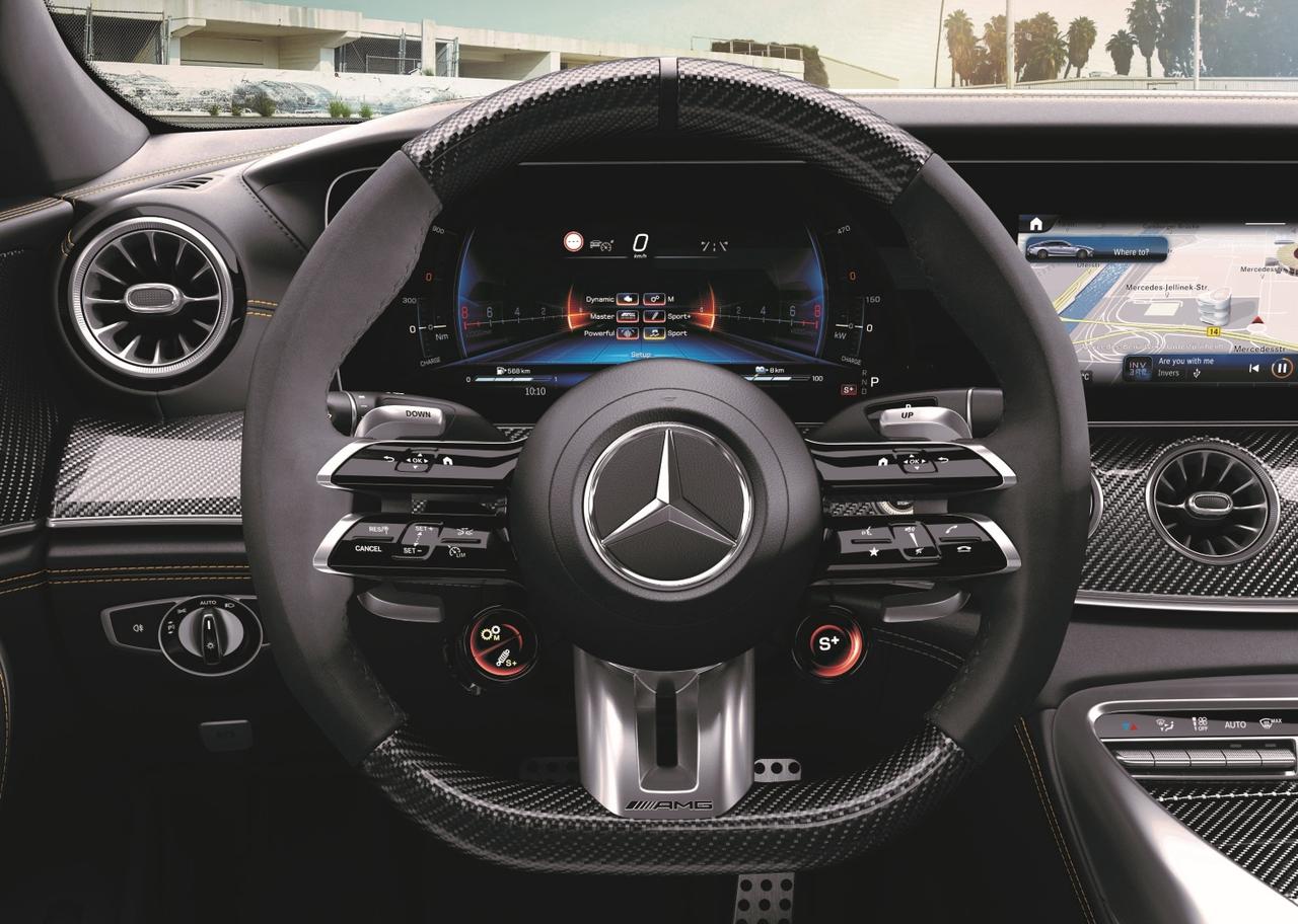 画像: AMGのハイブリッドモデル専用の表示も可能なデジタルコクピット。