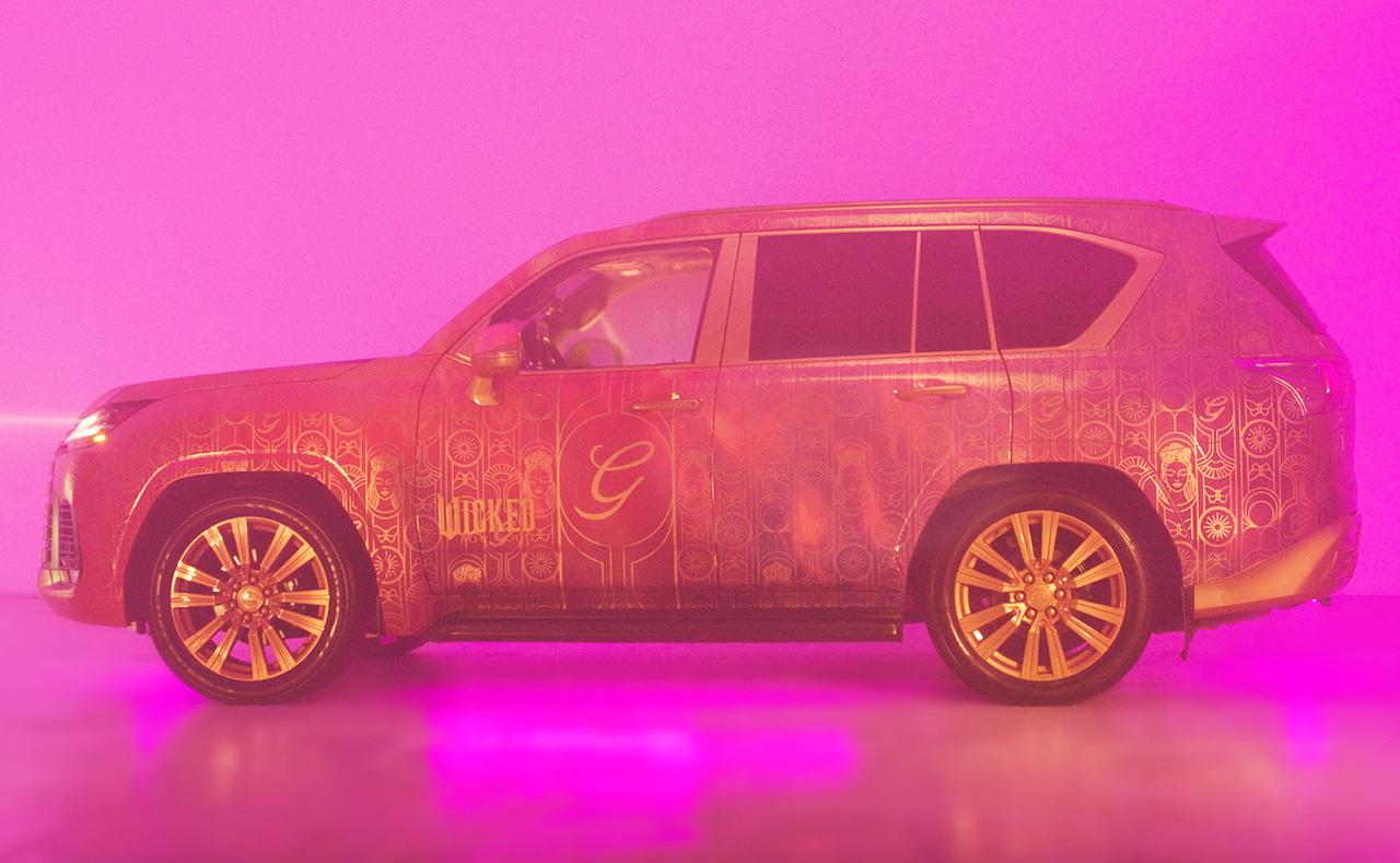 画像: 左サイドは、眩いばかりのピンクが基調だ。