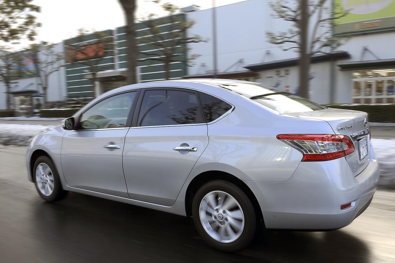 画像: ストローク感たっぷりの足まわりのおかげで乗り心地は良く、上級モデルのティアナを凌ぐほどといっても言い過ぎではないだろう。