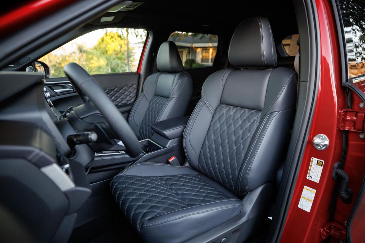 画像: キルティングが深く刻まれたシートは高級感が際立つ。座面やサイドサポートの張りも厚く、ロングドライブでの安定感を期待させる仕上がりだ。