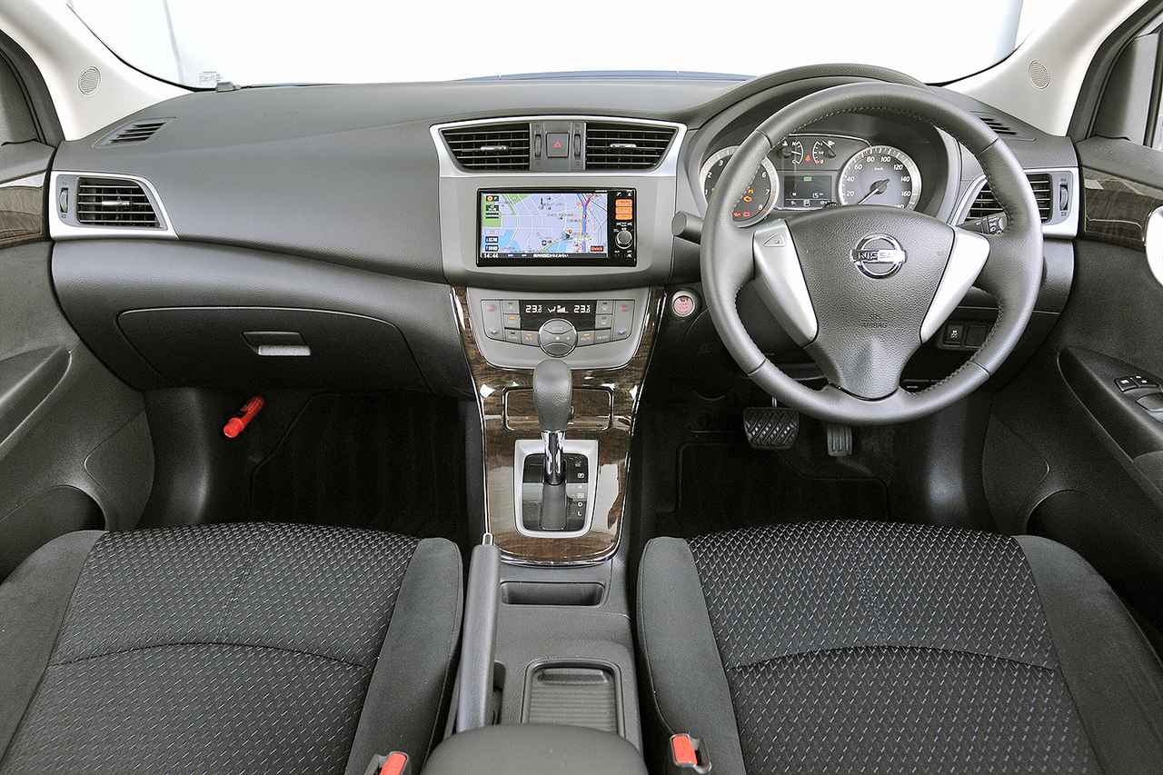 画像: 視認性に優れたファインビジョンメーターを採用。インパネ下部とフロントドアのトリムには「マイクログレイン」を採用し表面の質感を高めた。