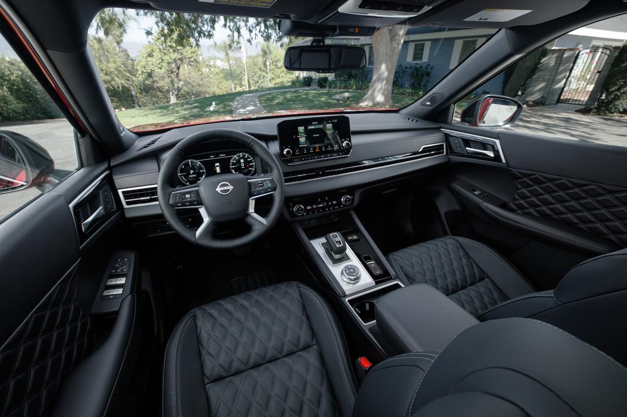 画像: 水平基調のダッシュボードが広さを演出。メーターとディスプレイの視認性が高く、ドライバーが自然に前方へ視線を戻せるレイアウトが光る。