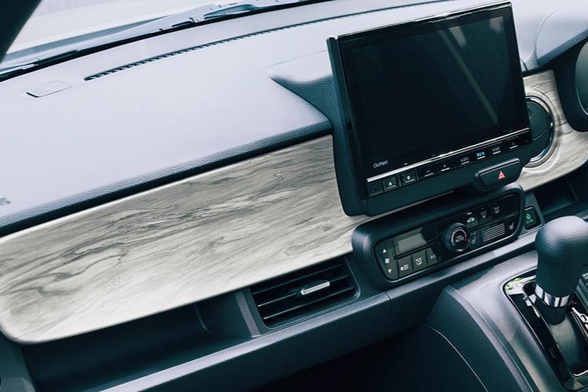 画像: ウッド調のトープ色で設られたインパネガーニッシュが特長の、特別仕様車「Original CRAFT STYLE」のインテリア。