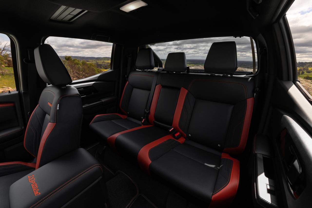 画像: 後席も専用カラーで統一。大人3人がゆったり座れる広さを確保し、作業現場からレジャーまで幅広い用途に対応する。