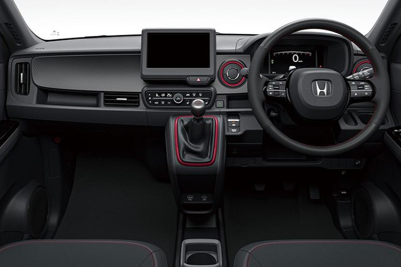 画像: 前方パーキングセンサーと7インチ TFT 液晶メーターを全グレードに装備。6速MT専用モデルとなった「RS」のインテリアには、カーボン調のインパネガーニッシュが配される。