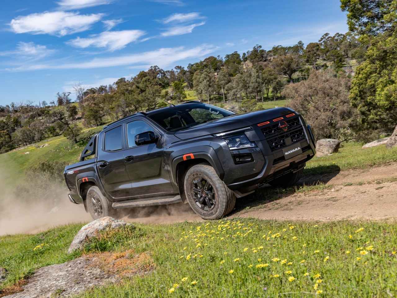 2.4Lディーゼル×新4WDで“本気の相棒”に進化！日産、新型ピックアップ